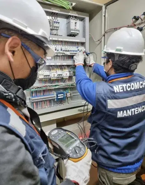 Medición con instrumento de análisis de energía en una instalación eléctrica