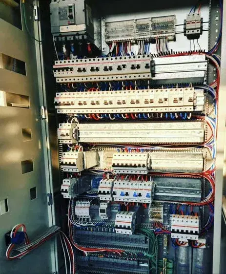 Interior de un tablero eléctrico fabricado por Fero Ingeniería